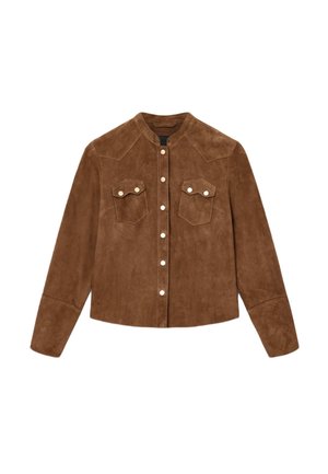 Bruine suede jas met drukknoopsluiting, twee voorkwamen en een slim fit ontwerp met een ronde kraag. Soepele textuur, op maat gemaakte pasvorm.