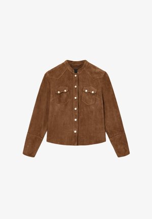 Braune Wildlederjacke mit Druckknopfverschluss, zwei Vorderaschen und tailliertem Schnitt mit Rundkragen. Geschmeidige Textur, maßgeschneiderte Passform.