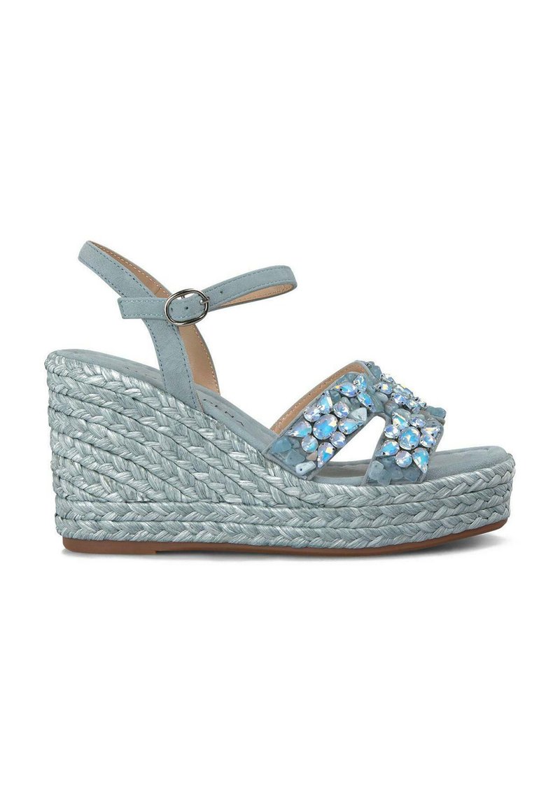 Sandali con zeppa in suede blu chiaro con dettagli in strass, dotati di una piattaforma in juta intrecciata e cinturino alla caviglia regolabile.