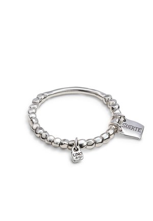 Pulsera de cuentas plateadas con dos dijes rectangulares, uno grabado con "UNO de 50" y el otro con "SUERTE."