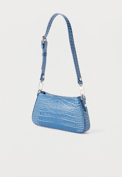 Μπλε τσάντα ώμου από δερματίνη με υφή κροκόδειλου, με ρυθμιζόμενο ιμάντα και ασημί εξαρτήματα, σε λευκό φόντο.