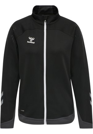 Zwarte trainingsjack met een ritssluiting aan de voorkant, witte accenten en textuurdetails op de schouders. Beschikt over een hoge kraag en sportieve ontwerpelementen.
