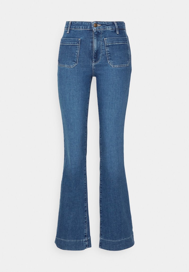 Blaue, ausgestellte Jeans aus Denim mit hoher Taille, fünf Taschen und kontrastierendem Nähen. Der Stoff wirkt strukturiert und hat einen glatten Abschluss am Saum.