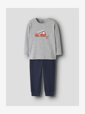 Barnesett i to deler med gråmelert langermet skjorte med rød brannbil og navy blå bukser med elastisk mansjett.
