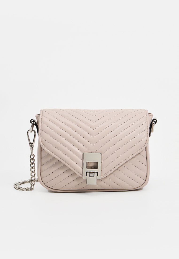 Gepolsterte beige synthetische Handtasche mit einem Klappenverschluss, silbernem Hardware und einem Kettenriemen. Verfügt über Zickzacknaht und einen rechteckigen Verschluss.