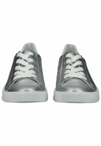 Sneakers metallici argento con lacci bianchi, una superficie liscia e punta arrotondata. Presentano suole in gomma bianche e dettagli minimalisti.