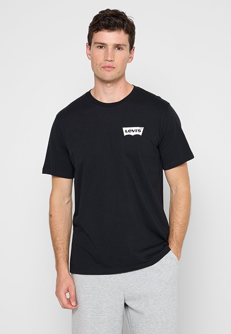 Czarny bawełniany t-shirt z białą naszywką z logo Levi's na lewej piersi; standardowy okrągły dekolt i krótkie rękawy.