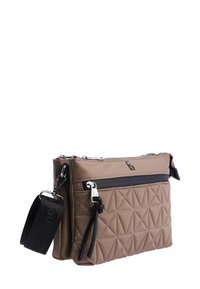 Bolso de mano acolchado en color marrón claro con herrajes plateados, cierre de cremallera y correa desmontable. Presenta un patrón texturizado y un bolsillo frontal con cremallera.