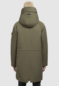 Oliven grøn parka med høj krave og justerbar hætte, med et mærke nederst til venstre, lavet af et glat, vandafvisende materiale.