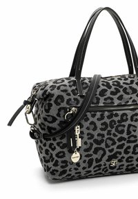 Graue und schwarze Leopardenmuster-Handtasche mit schwarzen Griffen, vorderer Reißverschlusstasche und metallischen Charms, darunter ein runder "SURI FREY"-Anhänger.