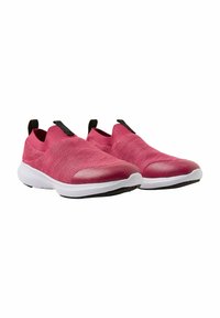 Scarpe slip-on in materiale knit di un brillante rosa, con una parte superiore texturizzata, suola intermedia bianca e linguette nere sul tallone per una calzata più facile.