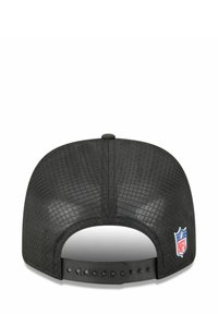 Rückansicht einer schwarzen Mesh-Snapback-Kappe mit verstellbarem Riemen und einem kleinen NFL-Logo an der Seite.