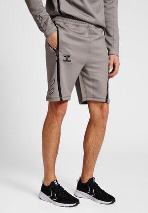 Grå atletiska shorts med en strukturerad yta, med svarta sidoliknande ränder och en broderad logotyp. Designade med fickor med dragkedja och ett elastiskt midjeband.