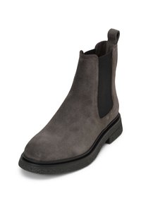 Bottine en daim gris avec des panneaux latéraux élastiques et une languette. Présente une semelle en caoutchouc noir texturé et un design à bout rond.