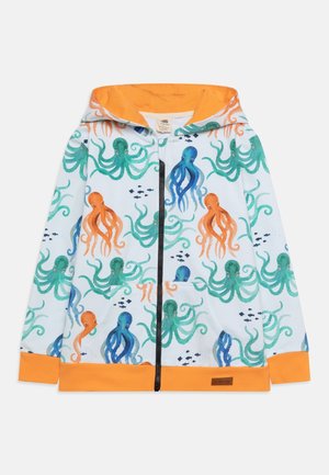 Hooded ritsjack in lichtblauw met oranje accenten, met een patroon van kleurrijke octopussen en ronddraaiend zeewier. Twee voorzakken.
