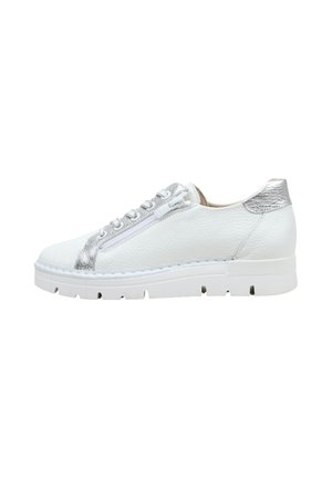 Zapatilla blanca de corte bajo con cuero texturizado, detalles plateados en el talón y cerca de los cordones, suela blanca y cierre lateral con cremallera.