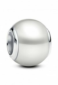Strieborná guľová korálka s hladkým, lešteným povrchom. Obsahuje okrúhly otvor a jemné metalické akcenty na okrajoch.