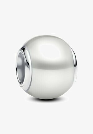 Perla sferica argentata con superficie liscia e lucida. Presenta un'apertura circolare e sottili accenti metallici ai bordi.