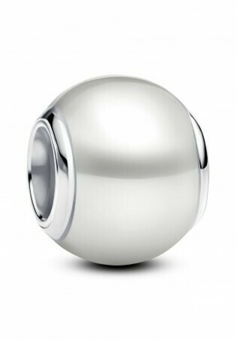 Strieborná guľová korálka s hladkým, lešteným povrchom. Obsahuje okrúhly otvor a jemné metalické akcenty na okrajoch.