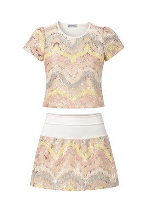 Top a maniche corte con paillettes e mini gonna coordinata con motivo a zigzag pastello e fascia bianca in vita sulla gonna.
