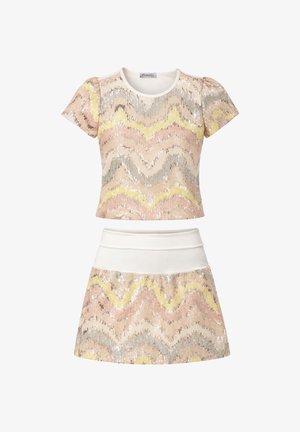 Top a maniche corte con paillettes e mini gonna coordinata con motivo a zigzag pastello e fascia bianca in vita sulla gonna.