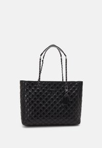 Czarna pikowana torba typu tote z błyszczącym wykończeniem lakierowanym. Posiada podwójne uchwyty z łańcuszka i skóry, plakietkę z logo oraz odpinany zawieszkę.