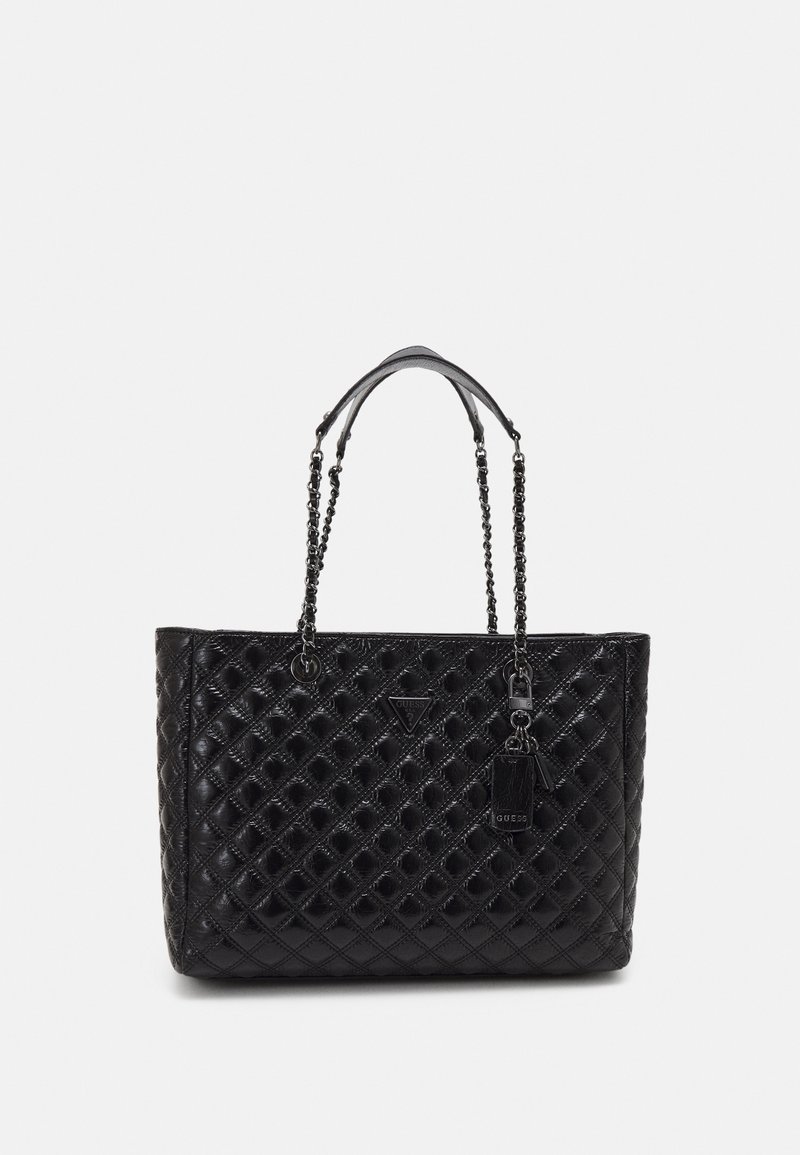 Czarna pikowana torba typu tote z błyszczącym wykończeniem lakierowanym. Posiada podwójne uchwyty z łańcuszka i skóry, plakietkę z logo oraz odpinany zawieszkę.