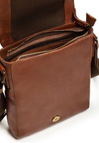 Pikolinos CAIMARI - Bandolera - cognac