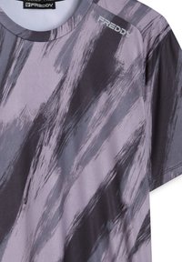 Camiseta de manga corta en tonos morado y gris con un patrón cepillado, escote redondo y el logo "FREDDY" en el hombro. Textura suave.