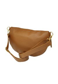 Sac bandoulière en cuir marron avec une forme arrondie, présentant une surface texturée et des accents en métal doré. Bretelle réglable incluse.