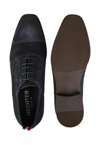 Dunkelblaue Wildleder-Dresschuhe mit quadrater Zehenform, Schnürdesign, gesteppten Akzenten und einer glatten braunen Gummisohle, die mit der Größe 42 markiert ist.