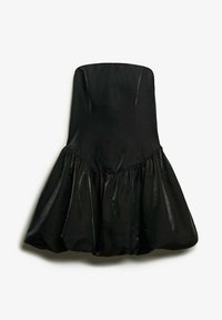 Robe noire sans bretelles avec un corsage ajusté et une jupe à volants évasée. Fabriquée en matériau brillant, avec une texture lisse et un design sans coutures.