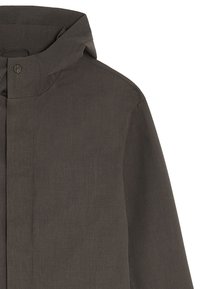 Grijze, lichte jas met een hoge kraag, een ritssluiting aan de voorkant en een subtiele textuur. Minimalistisch ontwerp zonder zichtbare patronen of accenten.