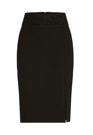 Jupe crayon noire avec une taille haute, dotée de détails en dentelle et d'une fermeture éclair à l'arrière, arrivant juste en dessous du genou avec une fente sur le côté.