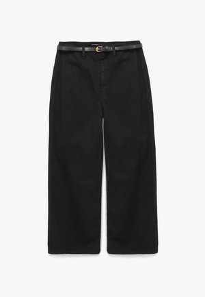 Pantaloni neri a gamba larga in cotone con una texture liscia. Presentano una sottile cintura nera con una fibbia dorata. Design semplice e senza motivi.