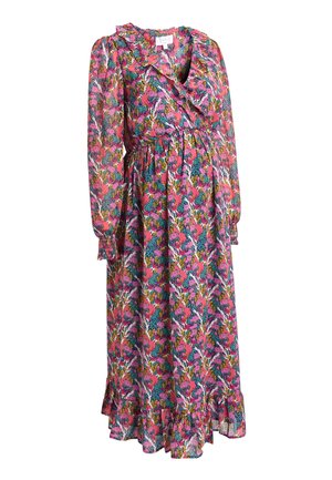 Różowa sukienka ciążowa w kwiaty z długim rękawem, marszczonym dekoltem w kształcie litery V, talią zebrana oraz falbaną u dołu na białym tle.