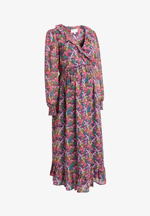 Robe de grossesse à manches longues, rose à motif floral, avec encolure en V à volants, taille cintrée et ourlet à volants sur fond blanc.