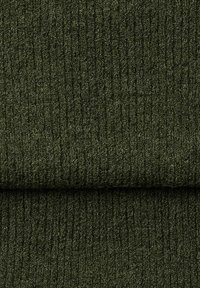 Ribbede, teksturerede stof i mørkegrøn med en blød, fuzzy overflade og synlige fibre, foldet ved kanten for et lagdelt look.