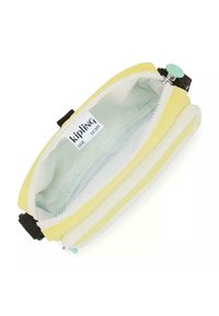 Gele pennentas met een witte binnenkant, een stoffen ritssluiting en zwarte accenten, met een zachte textuur en een merklabel aan de binnenkant.