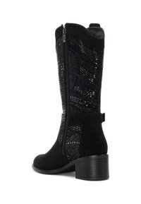 Botines de ante negro que presentan un panel trasero de tejido texturizado, una cremallera lateral y un tacón apilado para mayor estabilidad.