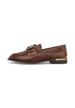 Bruine loafers van krokodillenbedrukt leer met een vlakke zool, voorzien van een goudkleurig hardwareaccent aan de voorkant en gestikte details.