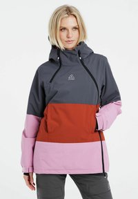 Puffer bunda v šedých, ružových a červených farebných blokoch. Má kapucňu, zips vpredu a logo na hrudi. Vyrobená z vodoodolného materiálu.