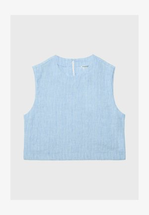 Haut sans manches en lin bleu clair avec des fines rayures verticales et une petite fermeture boutonnée en forme d'œillet à l'encolure arrière.