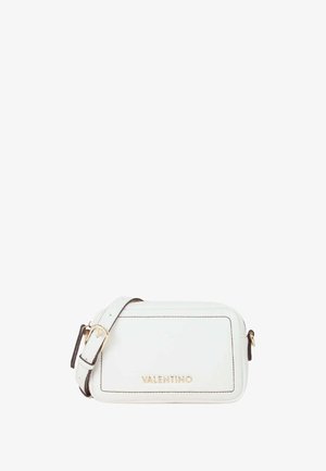 Sac bandoulière rectangulaire blanc Valentino avec logo doré, sangle ajustable et coutures visibles sur un fond uni.