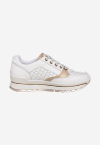 Zapatilla blanca con acentos dorados, diseño perforado, superposiciones texturizadas, cierre de cordones y una suela ligera y estriada para mayor soporte.