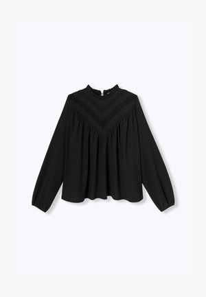 Blouse noire à manches longues, col froncé et détails texturés. Présente un corsage froncé et un motif géométrique subtil au niveau du col.