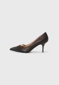 Musta nahkainen korkokenkä, jossa on kärjellinen muoto ja kapea stiletto-korko. Etuosassa on kultainen yksityiskohta. Sujuva pinta, tyylikäs muotoilu.