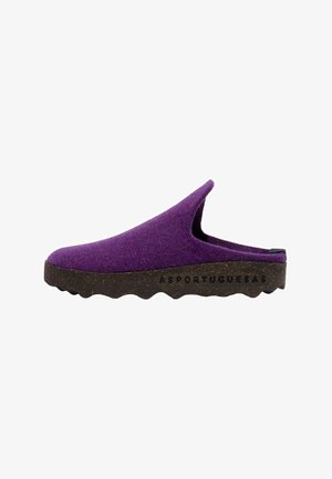 Lila Slip-On-Clog mit strukturierter schwarzer Sohle und dem Markennamen "Asportuguesas" an der Seite, für den Innen- oder Außenbereich entwickelt.