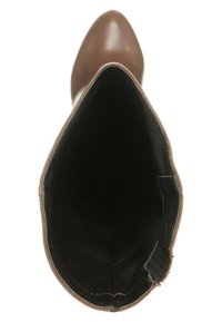 Botín de cuero marrón hasta el tobillo con punta afilada, exterior liso y forro de tela negra. Presenta una apertura ancha y un hardware mínimo.