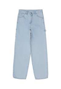 Pantalones cargo de denim azul claro con un ajuste relajado, que cuentan con bolsillos laterales, cierre de botón y pasadores para cinturón. Textura suave y piernas rectas.